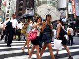 Vrijdag 12 juli: Bewoners van Tokyo, Japan gebruiken paraplu's om de kracht van de zonnestralen tegen te houden. 