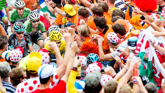 Poels beetje jaloers op bierdrinkende vrienden op Alpe d ...