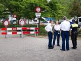 Politie bij een station aan de Wassenaarseweg waar medewerkers van het energiebedrijf de stroomvoorziening herstellen. 