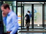  Medewerkers van KPN komen donderdagochtend aan bij het hoofdkantoor in Den Haag. Telecombedrijf KPN schrapt in Nederland duizenden banen. In totaal worden 4000 tot 5000 arbeidsplaatsen geschrapt. Het bedrijf wil daarmee de kosten fors verlagen. Het gaat om 20 tot 25 procent van het personeel. ANP VALERIE KUYPERS
