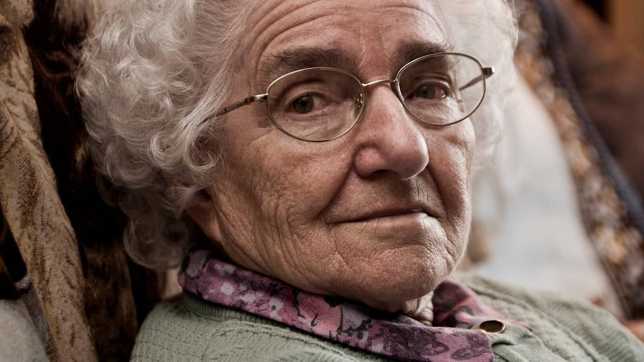 Beeld uit video: Oma krijgt voor het eerst een virtual reality-bril op