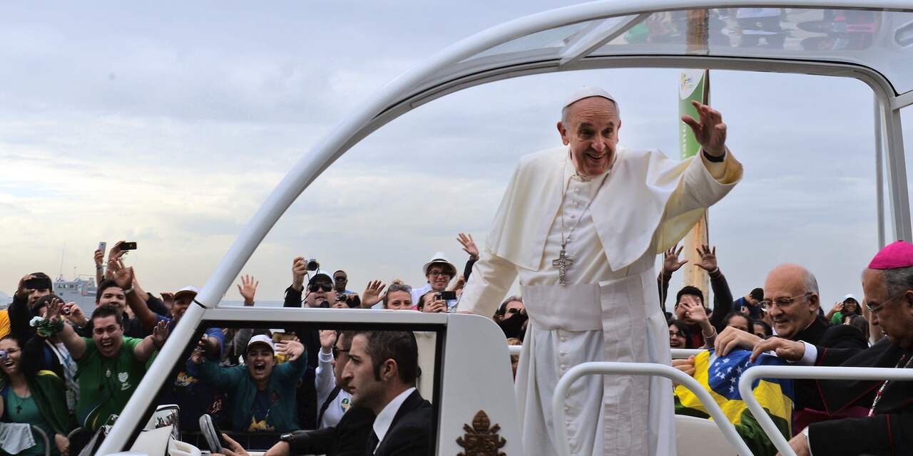 Paus wil homoseksuele priesters niet veroordelen
