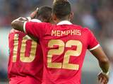 Memphis Depay troost Georginio Wijnaldum na een gemiste kans. Het duurde lang voordat PSV de score opende.