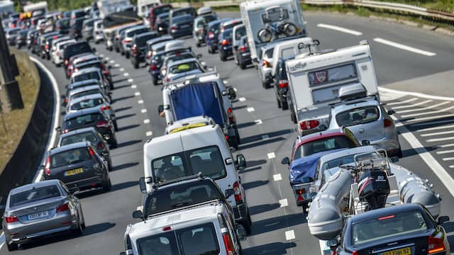 Pretparkverkeer en ongelukken zorgen voor files. Pretparkverkeer en ongelukken zorgen voor files.