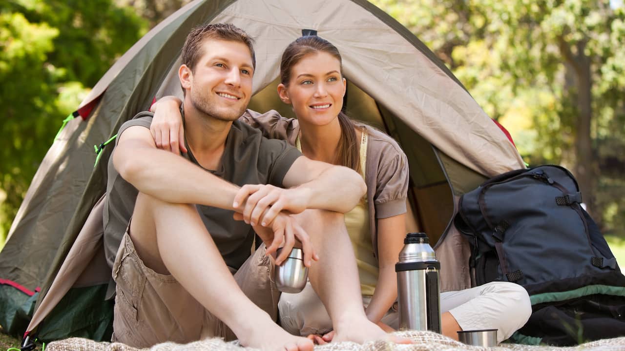 Only camping. Семейный поход. Термос палатки природа. Любители отдыха. Девушка в палатке.