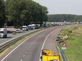 Richting Nijmegen is de linkerrijbaan afgesloten bij de afrit Arkel, meldt de ANWB.