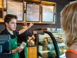 Een medewerker neemt een bestelling op in de nieuwe Starbucks-zaak aan de A2 bij Breukelen.