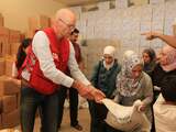 "Dat zelf meemaken, en zien hoe groot de ellende is, dat zal ik nooit meer vergeten", aldus De Vries, hier bij de distributie van voedselpakketten in hoofdstad Damascus. 