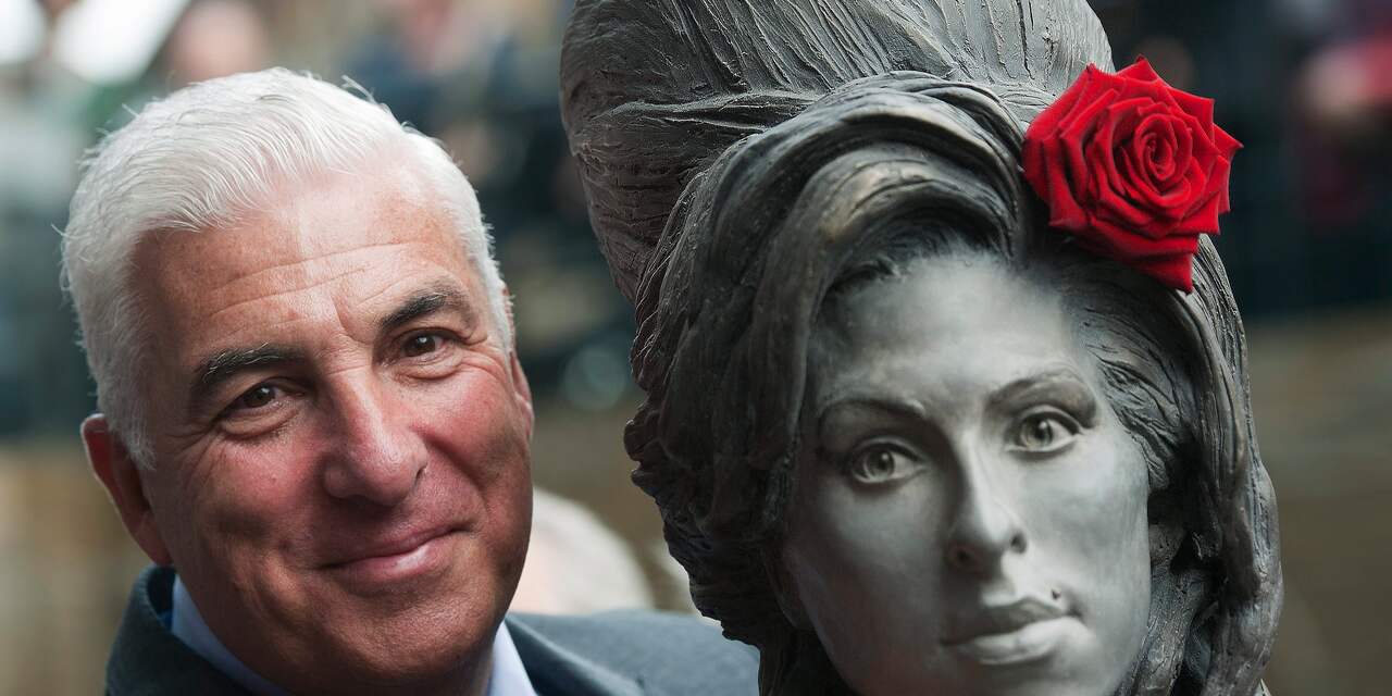 Amy Winehouse-imitator denkt familie van zangeres te zijn