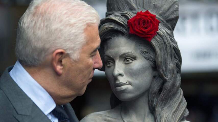 Onthulling beeld Winehouse 'zeer emotioneel' -2-