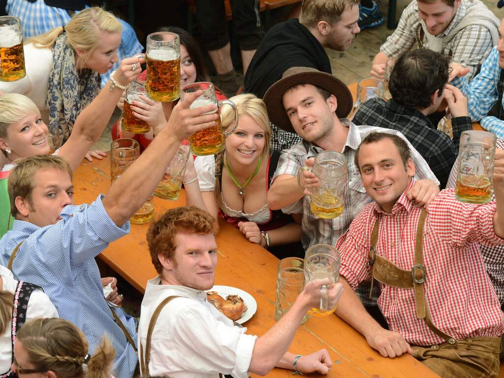 Lange klederdracht en véél bier; Oktoberfest barst weer | NU - laatste nieuws het eerst op NU.nl