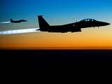 Twee Amerikaanse F-15 Strike Eagles keren terug van een missie boven Irak. 