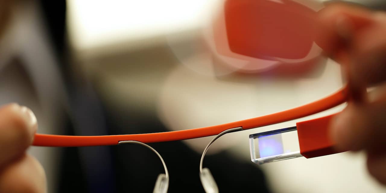 'Nieuwe Google Glass slechts aan één oor bevestigd'