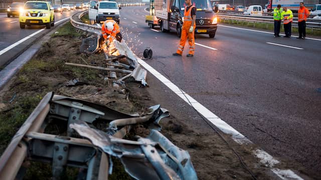 13 automobilisten negeren rood kruis na ongeval A16. 13 automobilisten negeren rood kruis na ongeval A16.