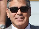 George Clooney deelt koptelefoons in vliegtuig uit voor als zijn baby's huilen