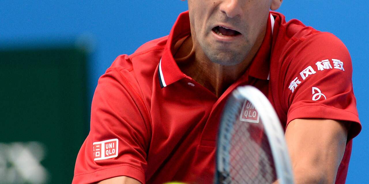 Djokovic naar kwartfinales in Peking, Wozniacki onderuit