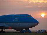 Een vliegtuig van KLM is woensdagochtend na de landing net naast de Polderbaan op Schiphol terechtgekomen. 