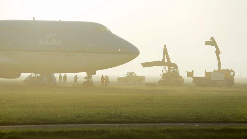 KLM-toestel naast de Polderbaan