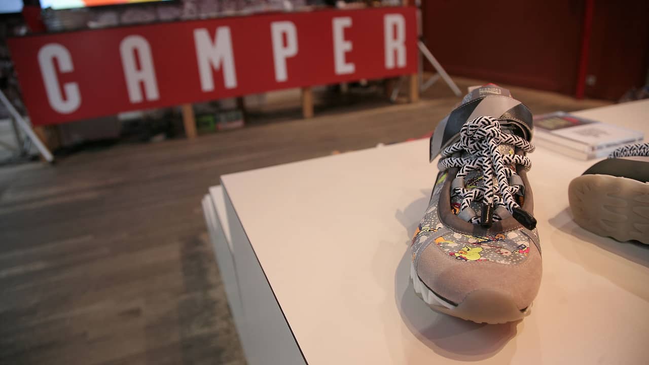 Merk Camper onder vuur door expliciete print op schoenen | Lifestyle NU.nl