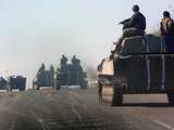 Oekraïense militairen rijden in pantservoertuigen over een weg bij Debaltseve, een dorp in de Donetsk-regio. 