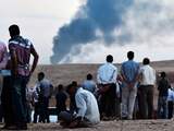Turkse toeschouwers op de bombardementen, net over de grens met Syrië. Turkije heeft donderdag laten weten 'niet op eigen houtje' in te grijpen in Syrië.