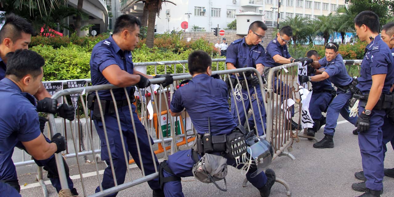 Politie verwijdert barricades in Hongkong