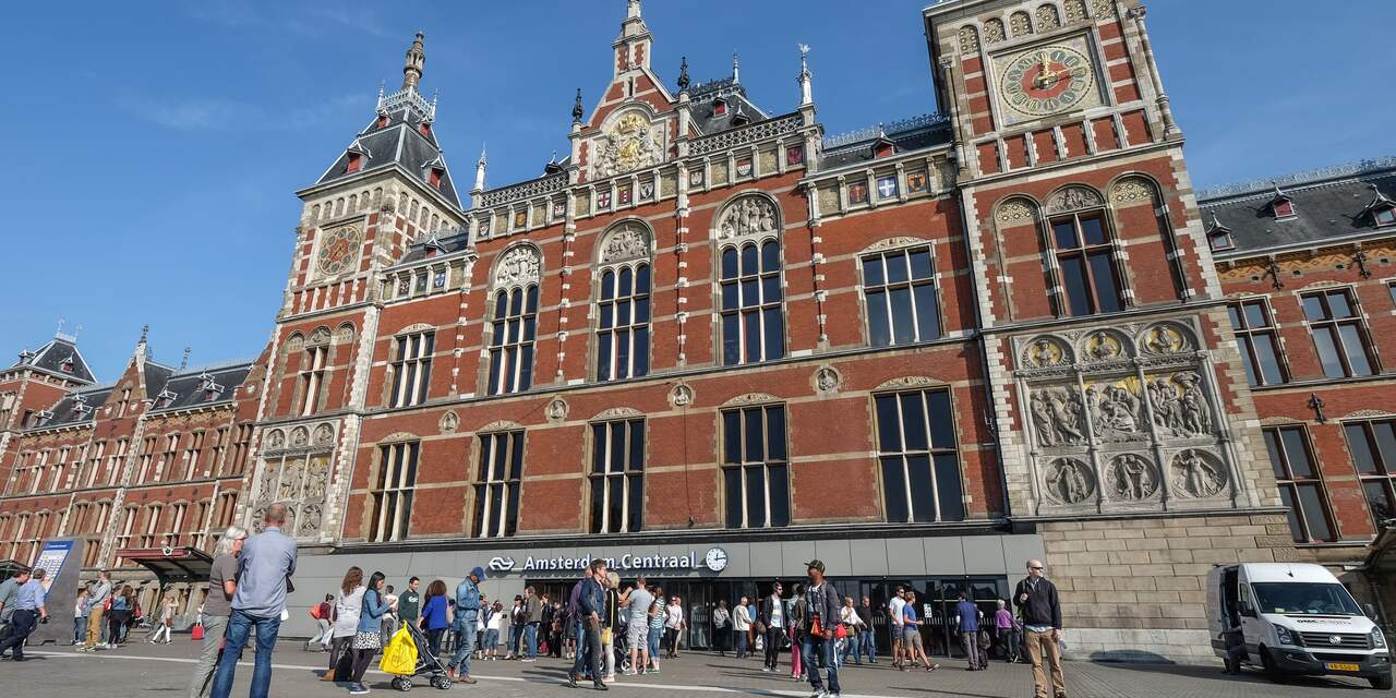 'Blokkendoos' rijdt tijdens jubileum Amsterdam Centraal