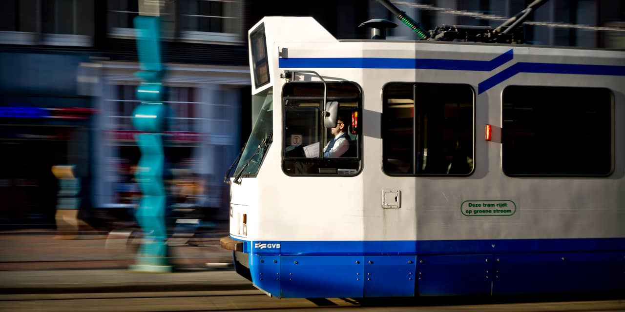 Ontspoorde tram raakt stoplicht in Amsterdam-West