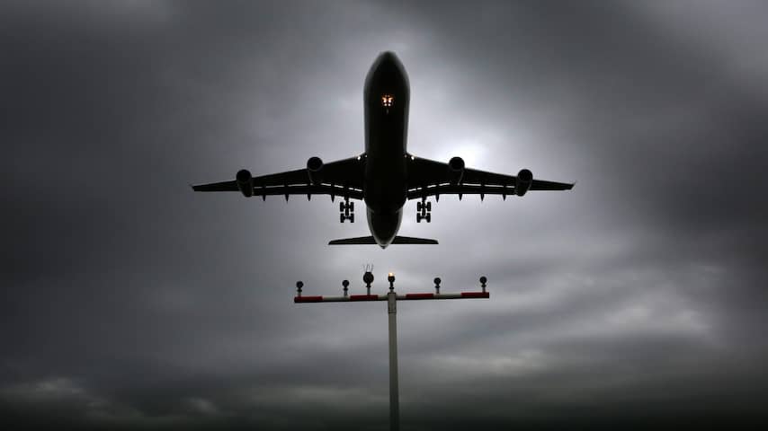 Vliegtuig arriveert op luchthaven Frankfurt