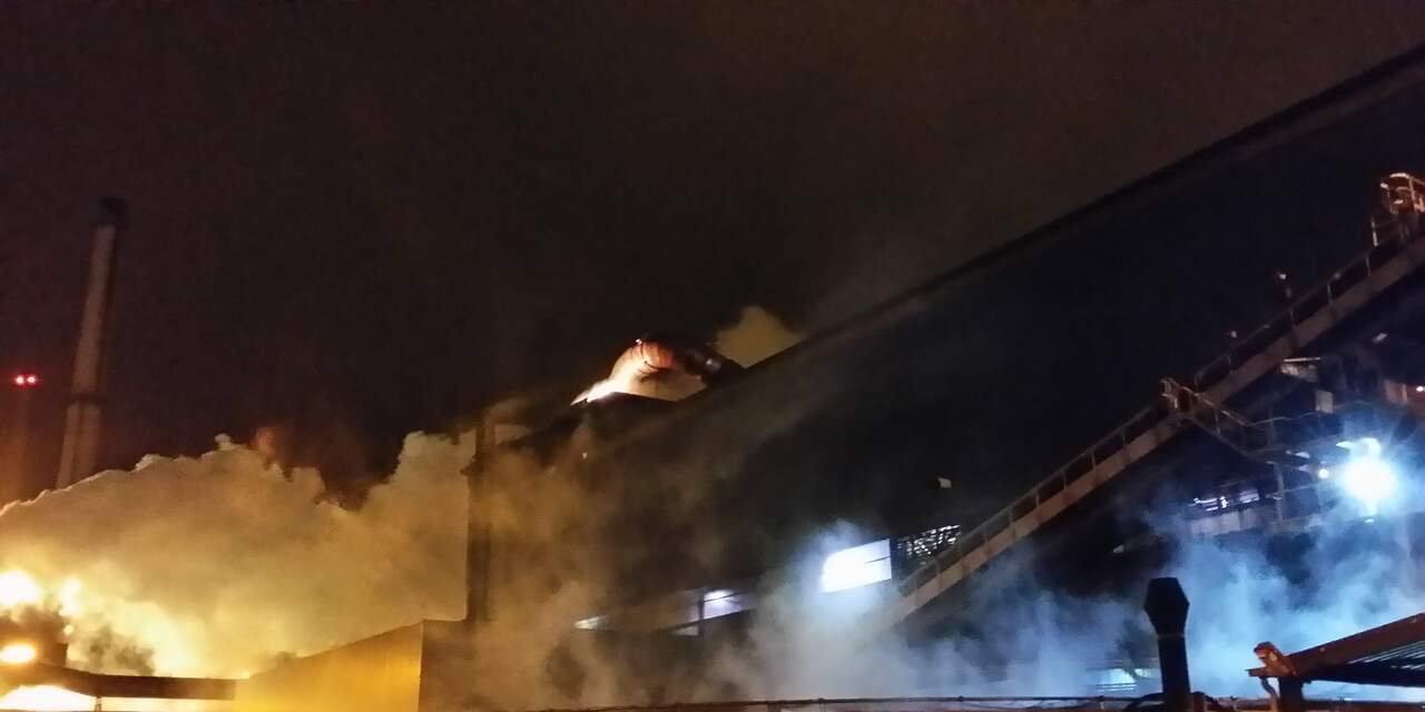 Dak bij Tata Steel in Velsen-Noord korte tijd in brand