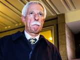 Thom Karremans verlaat het gerechtshof terwijl advocaat Gert Jan Knoops in de achtergrond de media te woord staat. Oud-Dutchbatcommandant Karremans moet zich verweren tegen beschuldigingen dat hij medeplichtig is aan moord, oorlogsmisdaden en genocide na de val van Srebrenica in 1995.