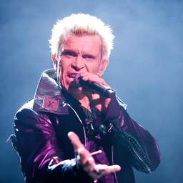 Rockzanger Billy Idol verplaatst tournee vanwege gezondheidsproblemen