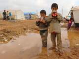 Donderdag 11 december: Ontheemde Syrische kinderen staan in de modder na hevige regenval in een vluchtelingenkamp in Bab Al-Salam.