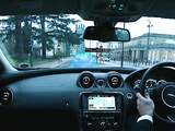 Autotechnologie projecteert virtuele volgauto op voorruit