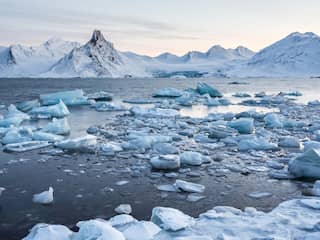 Smeltwaterpoeltjes brengen ijsvrije Noordpool in zicht (rond 2035)