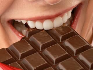 Altijd trek in chocola rond je menstruatie? Zo voorkom je te veel snaaien