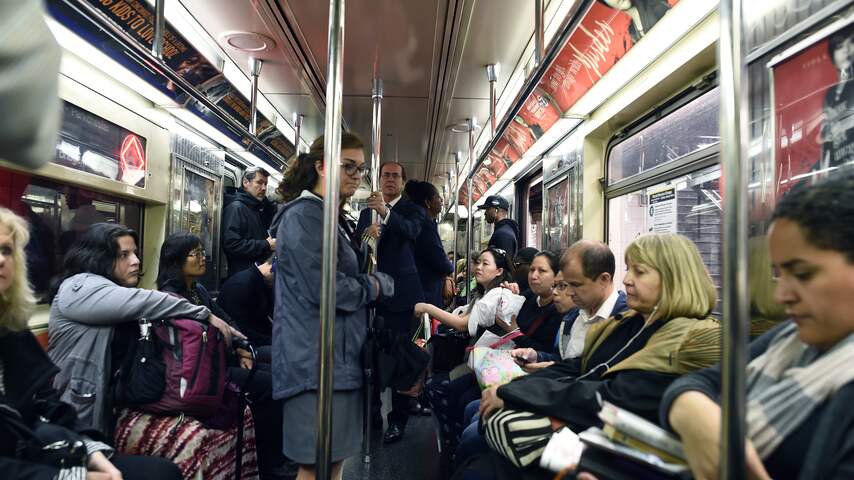 Omroepers metro New York gaan mededelingen genderneutraal uitspreken