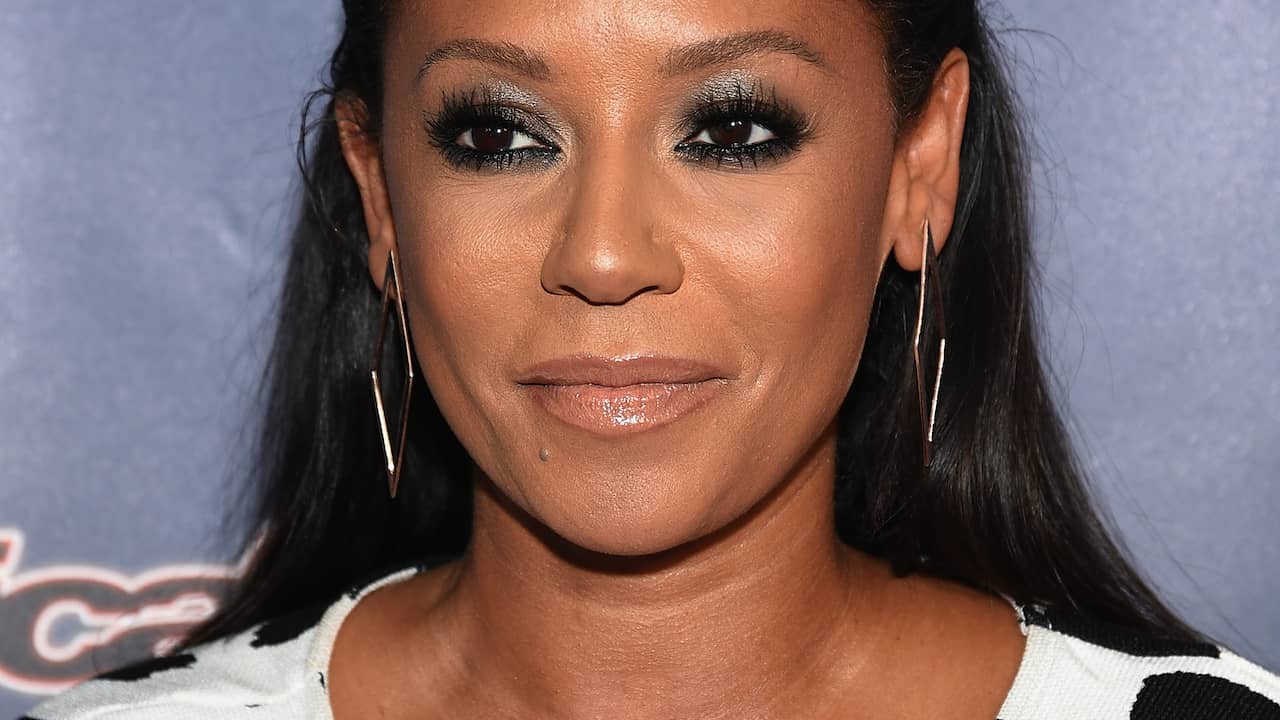 Mel B plast in tv-programma over hand Bear Grylls vanwege kwallenbeet |  Achterklap | NU.nl