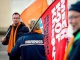 	 Landelijke actiedag van werknemers van Brink’s
Caption	 HOUTEN - Het personeel van geldtransporteur Brink's voert samen met FNV Bondgenoten actie bij het hoofdkantoor tegen het grote banenverlies en voor een beter sociaal plan. Brink's verliest Rabobank als grootste klant. De geldtransporteur wil dit opvangen door volgend jaar drie van de zeven vestigingen te sluiten en 600 van de 1080 banen te schrappen. ANP KOEN VAN WEEL