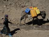 Zondag 28 december: Een meisje uit Jemen loopt naar huis samen met haar ezel die jerrycans gevuld met water draagt. Er heerst een groot watertekort in het land.