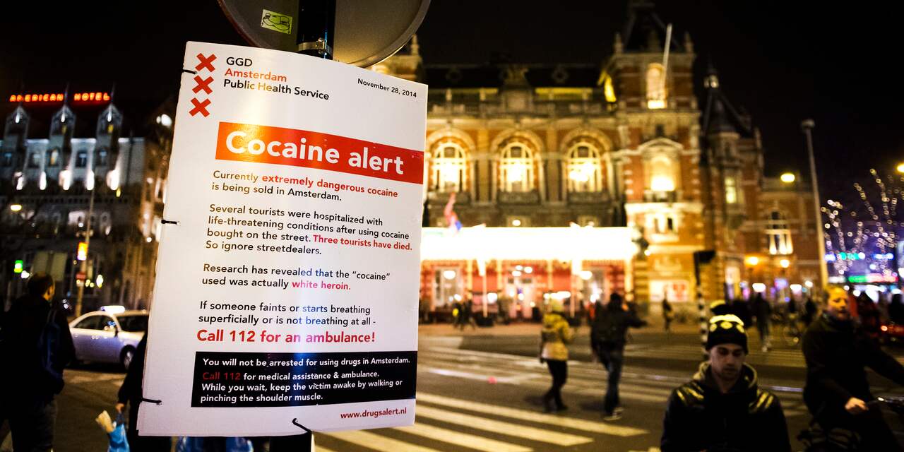 'Dealers in Amsterdam vallen toeristen massaal lastig'