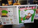 Een man houdt de editie van Charlie Hebdo van 2 november 2011 vast, waarop een cartoon van 'gasthoorfdredacteur' de profeet Mohammed is te zien.