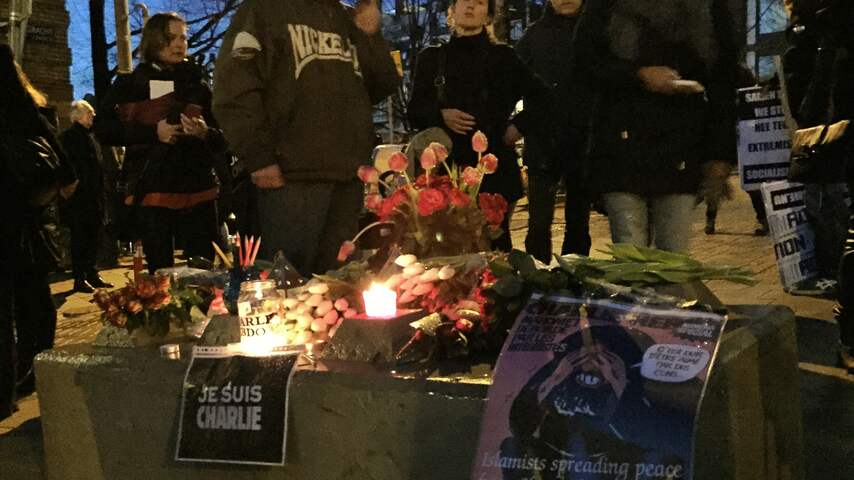Demonstranten verzamelen zich bij Frans consulaat Amsterdam 