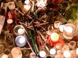 Donderdag 8 januari: Kaarsen, pennen en bloemen zijn achtergelaten op Place de Republique in Parijs ter nagedachtenis aan de omgekomenen bij de schietpartij woensdag.