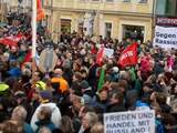Ongeveer 35.000 mensen hebben zaterdag in Dresden gedemonstreerd voor verdraagzaamheid en een open houding tegenover medeburgers. 
