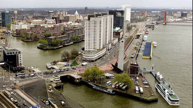 Twee gewonden door ongeval met goederenlift in Rotterdam. Twee gewonden door ongeval met goederenlift in Rotterdam.