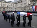 De kisten met de lichamen van de agenten werden gehuld in Franse vlaggen richting het plein bij het hoofdkantoor gedragen. 