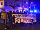 Pegida had opgeroepen om na de terreurdaden in Parijs met zwarte herdenkingslintjes de straat op te gaan, maar daar hadden weinig mensen gehoor aan gegeven.