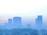 De stad Den Haag in de mist.