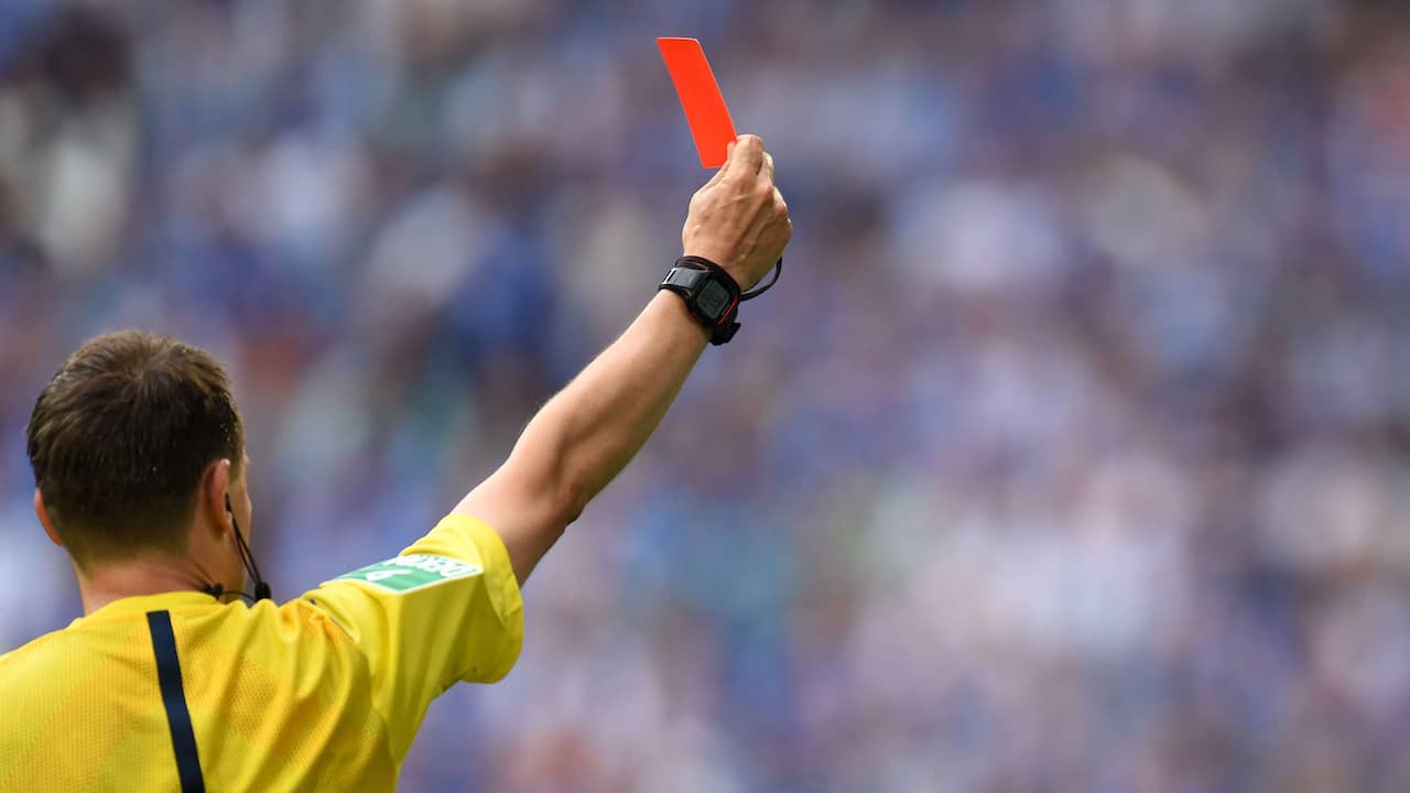 Scheidsrechter belaagd door spelers Nieuw-Sloten